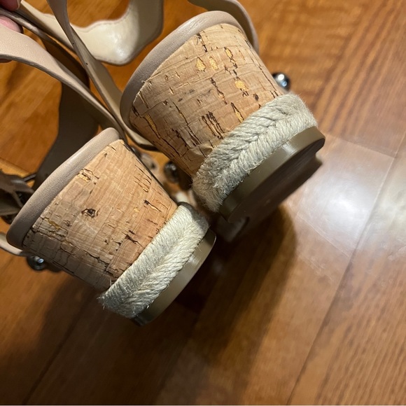 MARC FISHER NWOB Faythe Silver Studded Platform Sandals 7.5 M Tan - Picture 3 of 9